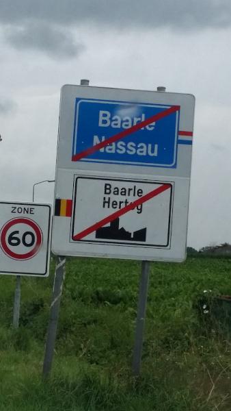 20160713_122338.jpg - Nederländerna i Belgien i Nederländerna!Baarle-Hertog är känt för sin komplicerade gräns med Baarle-Nassau, Nederländerna.[1] Totalt består den av 24 separata landområden. Huvudindelningen av Baarle-Hertog är Zondereigen (efter dess största husgrupp) belägen norr om den belgiska staden Merksplas. Dessutom finns det tjugo belgiska exklaver i Nederländerna och tre andra områden längs tysk-belgiska gränsen. Det finns också sju nederländska exklaver inne i de belgiska exklaverna. Sex av dem är belägna i den största av dem och den sjunde i den näst största. En åttonde nederländsk exklav är belägen nära Ginhoven. (https://sv.wikipedia.org/wiki/Baarle-Hertog)