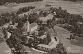 Flygfoto över Hemsjö kyrka och skola. Postgånget 14 augusti 1958. Förlag Hugos Speceri  Diverseaffär, Västra Bodarne