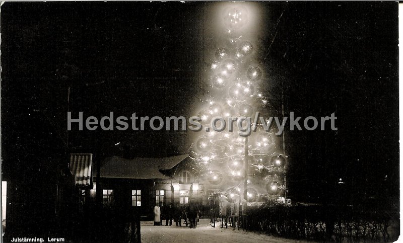 Julstamning, Lerum. Postganget 23 dec 1943.jpeg - Julstämning, Lerum.Postgånget 23 dec 1943.Julgranen utanför stationen samt en hästskjuts.
