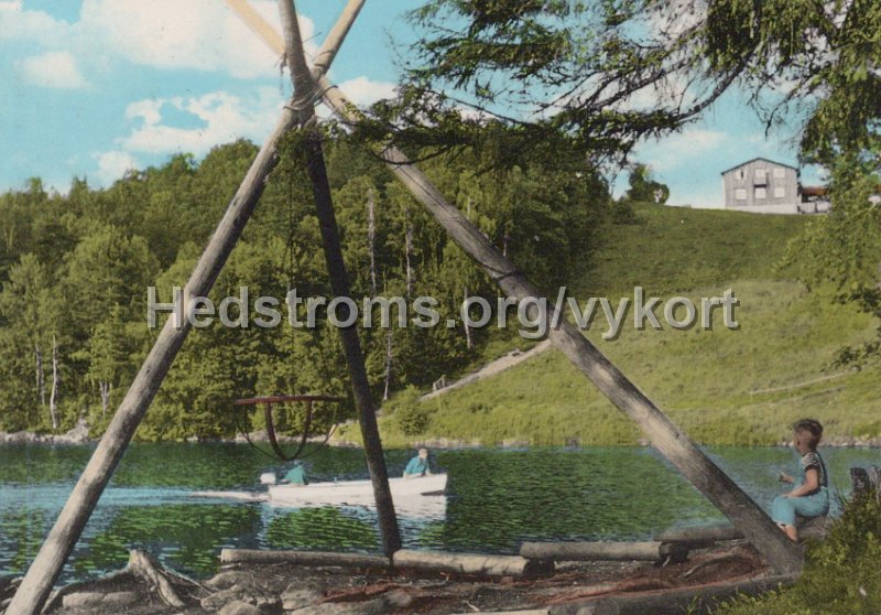 Harskogens Friluftsgard, Lerum. Tel 0302 21019.  Postganget 29 juli 1968. Forlag ensamratt Ab H. Lindenhag, Goteborg - n r S 284 - kopia.jpg - Härskogens Friluftsgård, Lerum.Tel 0302 21019.Postgånget 29 juli 1968.Förlag & ensamrätt: A/B H. Lindenhag, Göteborg - n r S 284.