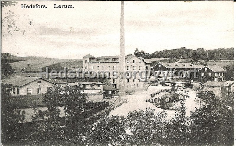 Hedefors. Lerum. Postganget 31 juli 1908. Forlag Jac. Hægerstoms, Lerum.jpg - Hedefors. Lerum.Det finns ytterligare två kort till samma mottagare. Korten är poststämplade 31-7 1908 och 11-9 1908.Förlag: Jac. Hægerström, Lerum.Hedefors fabriker sett från söder. 