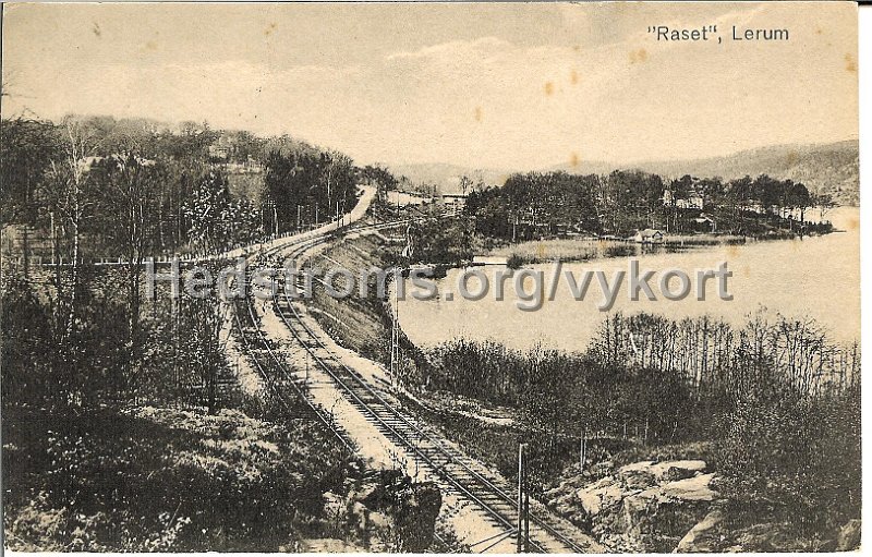 Raset Lerum. Postganget.jpg - "Raset", Lerum.Postgånget.Förlag: Einar Eriksson, Alingsås.Nya banvallen efter det stora järnvägsraset vid Aspen 14 juni 1913.