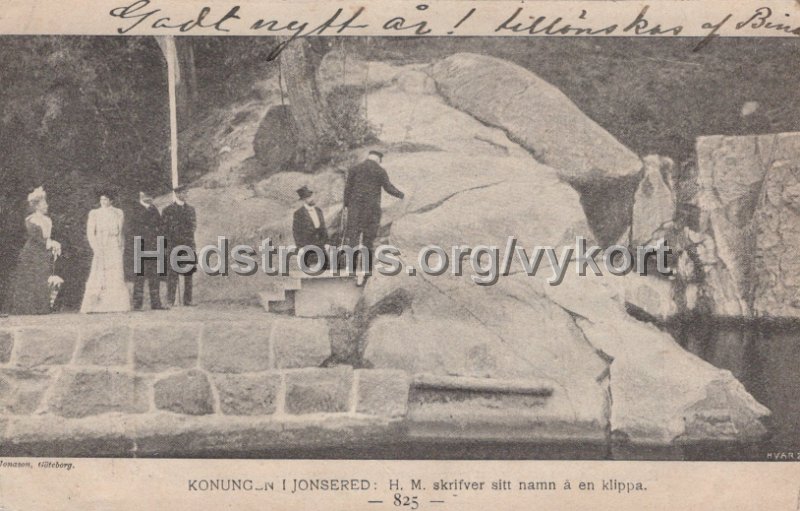 Konungen i Jonsered. H. M. skriver sitt namn a en klippa. 825. Postganget 1 januari 1902. Jonasson, Goteborg.jpg - Konungen i Jonsered. H. M. skriver sitt namn å en klippa.825.Postgånget 1 januari 1902.Jonasson, Göteborg.