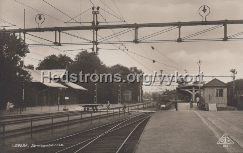 Lerum. Jarnvagsstationen. Postganget 27 mars 1932. Traff 864. Forlag Alrik Hedlund, Goteborg.jpg - Lerum. Järnvägsstationen.Postgånget 27 mars 1932.Träff 864.Förlag: Alrik Hedlund, Göteborg.