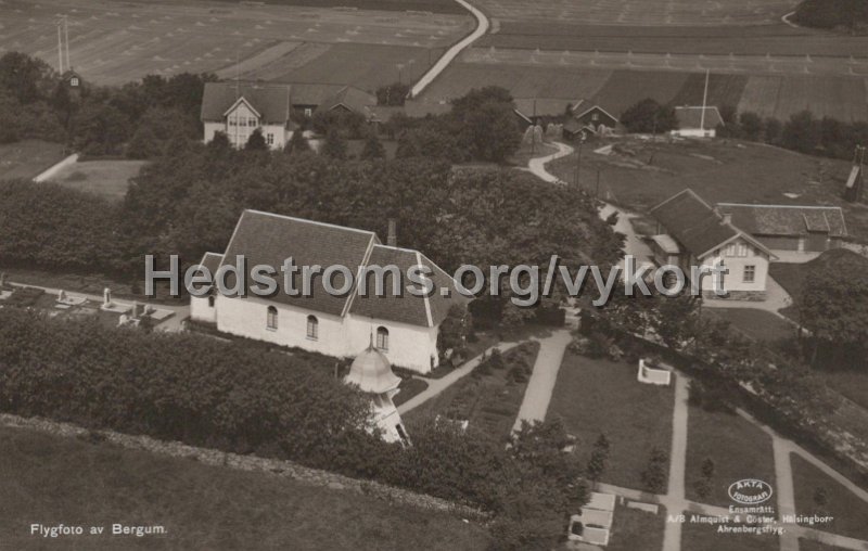 Flygfoto av Bergum. Odaterat. Forlag S. Johansson, Olofstorp. Foto Lillieqvist. Ensamratt AB Almquist Koster, Halsingborh. Ahrenbergsflyg.jpg - Flygfoto av Bergum.Odaterat.Förlag; S. Johansson, Olofstorp.Foto: Lillieqvist.Ensamrätt: A/B Almquist & Köster, Hälsingborg. Ahrenbergsflyg.