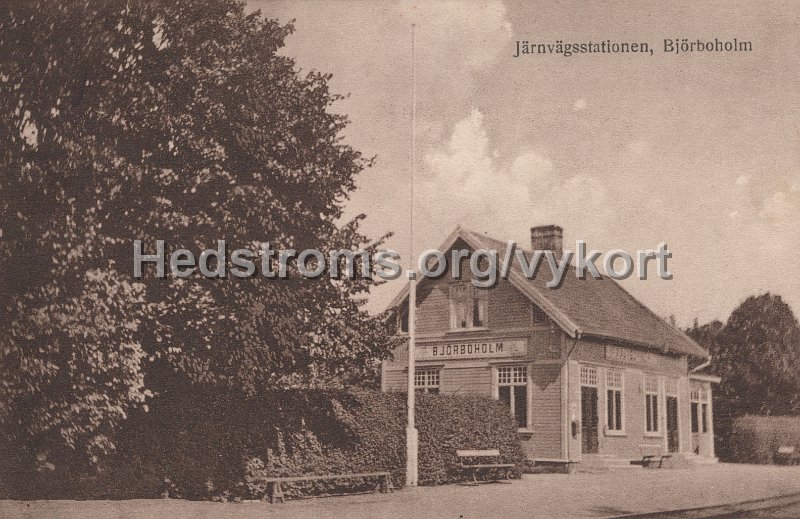 Jarnvagsstationen. Bjorboholm. Postganget 5 augusti 1927. Foto O. Hallgren. Forlag J.E. Lindqvist, Grabo.jpg - Järnvägsstationen. Björboholm.Postgånget 5 augusti 1927.Foto O. Hallgren. Förlag: J.E. Lindqvist, Gråbo.