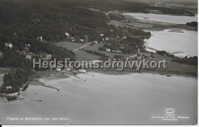 Flygfoto av Bjoboholm med sjon Mjorn. Postganget 8 maj 1944. Forlag Gust. Larson, Bjorboholm. Foto Lilljeqvist. Ensamratt AB Almqvist Coster, Halsingborg. Ahrenbergsfl.jpeg - Flygfoto av Björboholm med sjön Mjörn.Postgånget 8 maj 1944.Förlag: Gust. Larson, Björboholm.Foto Lilljeqvist.Ensamrätt: A/B Almqvist / Cöster, Hälsingborg. Ahrenbergsflyg.