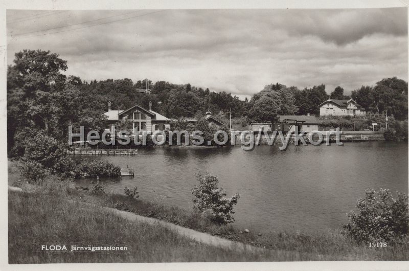 Floda. Jarnvagsstationen. Postganget Midsommarafton 1949. Pressbyran 19178.jpg - Floda. Järnvägsstationen.Postgånget Midsommarafton 1949.Pressbyrån 19178.