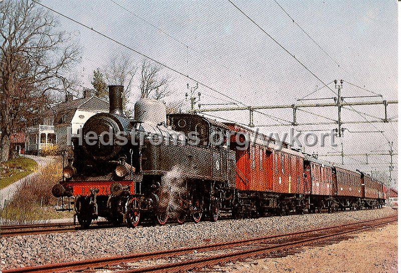 Bergslagernas Jarnvagars lok r. 74 med vagnar fran Klippam Ljungbyheds Jarnvag id Floda station. Odaterat. Bergslagernas Jarnvagssallskap, Goteborg. Foto Jan Osterberg..jpg - Bergslagernas Järnvägars lok nr. 74 med vagnar från Klippan Ljungbyheds Järnväg vid Floda station.Odaterat.Bergslagernas Järnvägssällskap, Göteborg. Foto Jan Österberg.