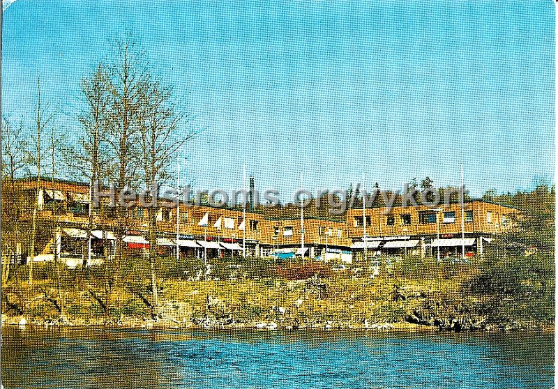 Floda kopcenrtrum. Odaterat. Foto Alf Bokgren. Copyright AB. H. Lindenhag. Goteborg 9851.jpg - Floda köpcentrum.Odaterat.Foto: Alf Bokgren.Copyright: AB. H. Lindenhag. Göteborg 9851.