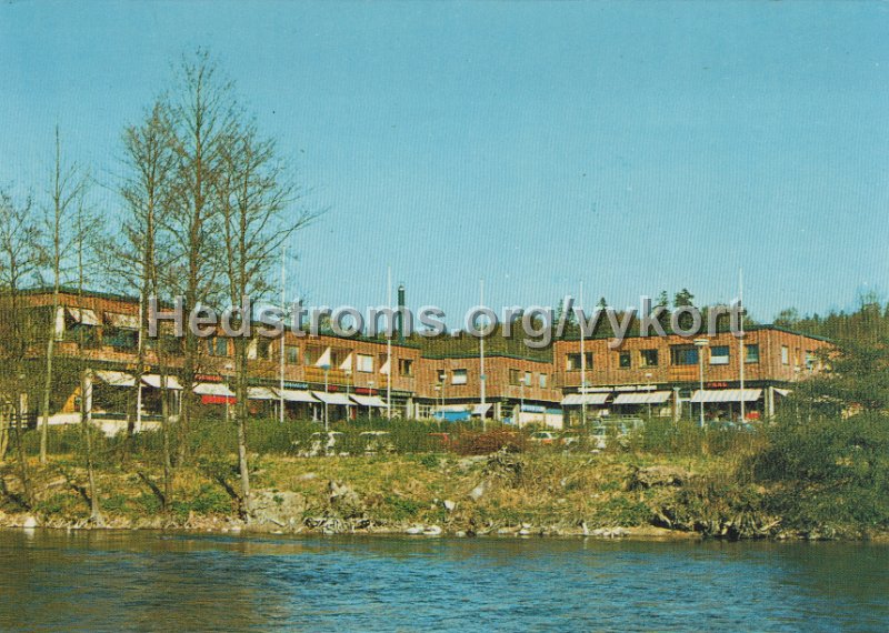 Floda kopcenrtrum. Postganget 24 oktober 1977. Foto Alf Bokgren. Copyright AB. H. Lindenhag. Goteborg 9851.jpg - Floda köpcentrum.Postgånget 24 oktober 1977.Foto: Alf Bokgren.Copyright: AB. H. Lindenhag. Göteborg 9851.