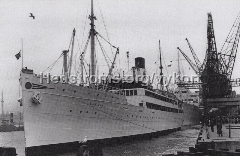 Angaren Suecia, Svenska Lloyd, vid kaj o Goteborg. Fotografi genom Ronald Ostling. Nr 4  2021 Goteborgs Vyykortsklubb.jpg - Ångaren Suecia, Svenska Lloyd, vid kaj i Göteborg.Fotografi genom Ronald Östling.Nr 4  2021 Göteborgs Vyykortsklubb.