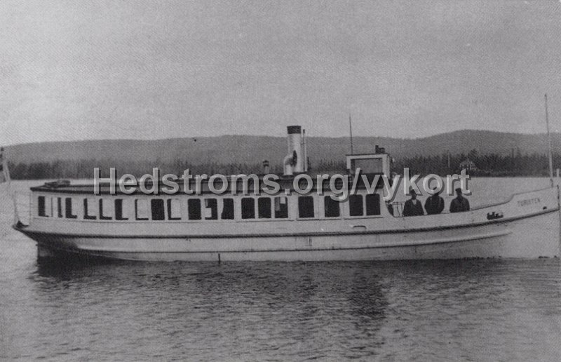 Angbaten Turisten p Storuman. Foto genom Bertil Soderberg. Fran Ragnar Magnanders samling. Nr 1 2021. Utgivet av Goteborgs Vykortsklubb.jpg - Ångbåten Turisten på Storuman.Foto genom Bertil Söderberg. Från Ragnar Magnanders samling.Nr 1 2021. Utgivet av Göteborgs Vykortsklubb.