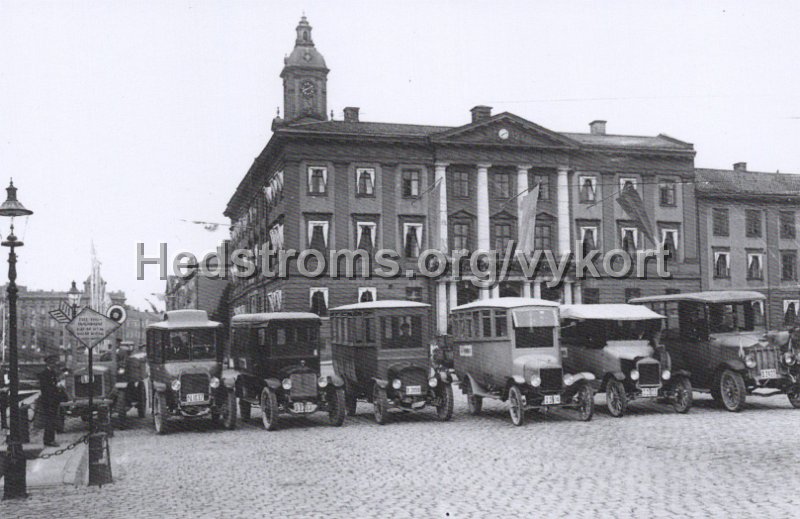 Bussar till flyguppvisningen vid Torslanda 1923. Bild lanad av Soren Nilsson.. Nr 1 2024.jpg - Bussar till flyguppvisningen vid Torslanda 1923.Bild lånad av Sören Nilsson. Nr 1/2024.