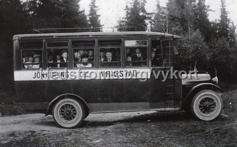 Busslinjen Jonkoping - Vrigstad.jpg - Busslinjen Jönköping - Vrigstad.Efter fotografi genom Jönköpings Spårvagns- och Busshistoriska förening.Göteborgs Vykortsklubb nr 1/4 2018.