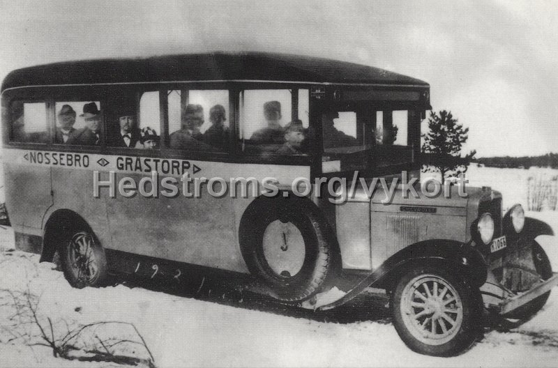 Busslinjen Nossebro - Grastorp. Efter fotografi utlanat av Karl-Erik Jagard. Goteborgs Vykortsklubb nr 24 2017.jpg - Busslinjen Nossebro - Grästorp.Efter fotografi utlånat av Karl-Erik Jägard.Göteborgs Vykortsklubb nr 2/4 2017.