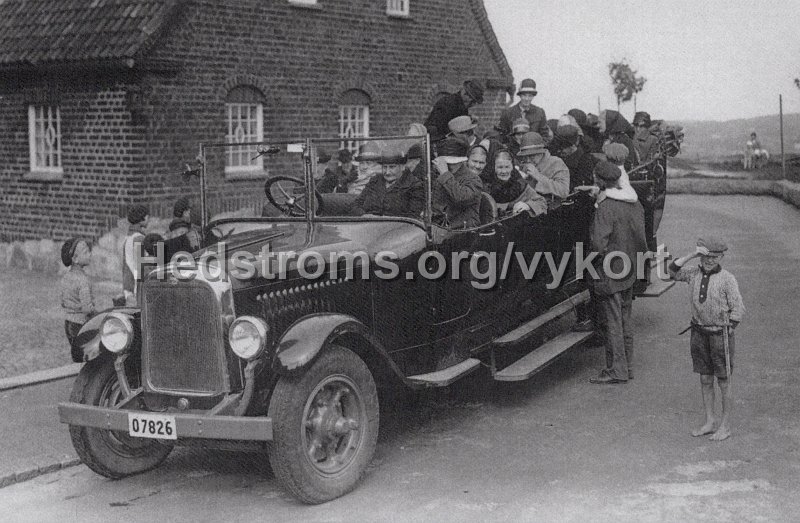 De gamla pa bilutflykt 1929Fotografi genom Ronald Ostling. Goteborgs Vykortsklubb nr 1 2019.jpg - De gamla på bilutflykt 1929.Fotografi genom Ronald Östling.Göteborgs Vykortsklubb nr 1 2019.