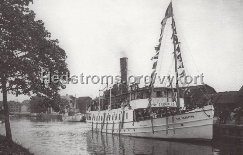 Enkoping. Hamnen med angfartyget Nya Enkoping, ca 1915. Fotografi genom framlidne Stig Nyberg. Goteborgs Vykortsklubb nr 44 2012.jpg - Enköping. Hamnen med ångfartyget Nya Enköping, ca 1915.Fotografi genom framlidne Stig Nyberg.Göteborgs Vykortsklubb nr 4/4 2012.