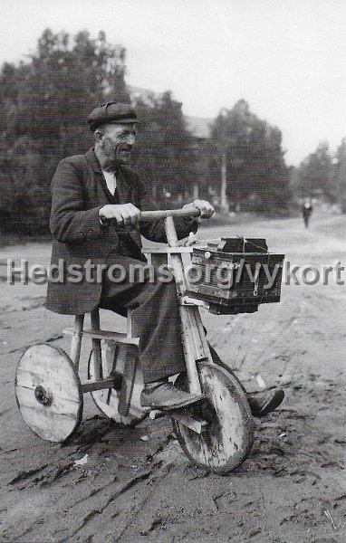 Gammalt bygdeoriginal med tracykel 1905.jpeg - Gammalt bygdeoriginal med träcykel 1905.