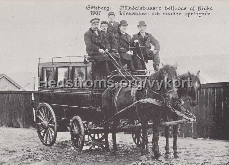 Goteborg 1907. Molndalsbussen betjenas af flinke korsvenner och snabba springare. Goteborgs Vykortsklubb.jpg - Göteborg 1907.Mölndalsbussen betjenas af flinke körsvenner och snabba springare.Göteborgs Vykortsklubb.