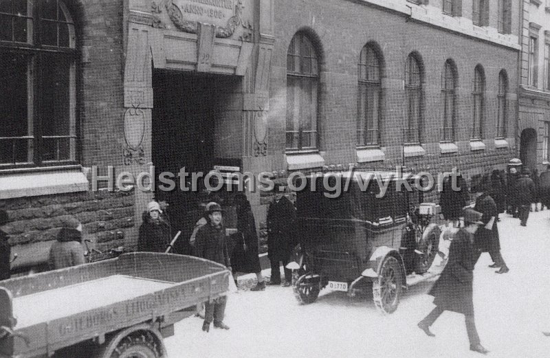 Goteborg, Kopmansgatan. Deklarationer avlamnas 1929. Fotografi genom Ronald Ostling.  Nr 2 2021. Utgivet av Goteborgs Vykortsklubb.jpg - Göteborg, Köpmansgatan.Deklarationer avlämnas 1929.Fotografi genom Ronald Östling. Nr 2 2021.Utgivet av Göteborgs Vykortsklubb.