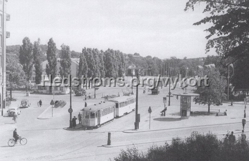 Goteborg. Korsvagen med sparvagnar. Efter fotografi av framlidne Stig Nyberg.Goteborgs vykortsklub. Nr 22 2022.jpg - Göteborg. Korsvägen med spårvagnar.Efter fotografi av framlidne Stig Nyberg.Göteborgs vykortsklub. Nr 2/2 2022.