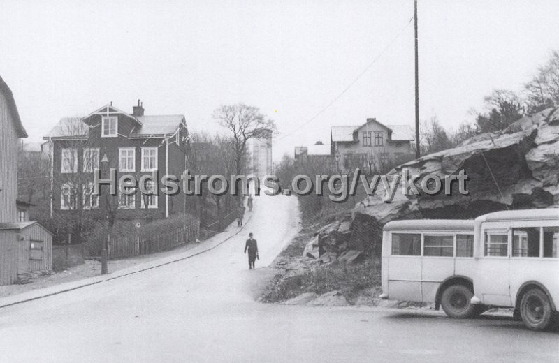 Goteborg. St Pauligatan. Efter fotografi genom framlidne Stig Nyberg. Goteborgs Vykortsklubb nr 3 2022.jpg - Göteborg. St Pauligatan.Efter fotografi genom framlidne Stig Nyberg.Göteborgs Vykortsklubb nr 3 2022.