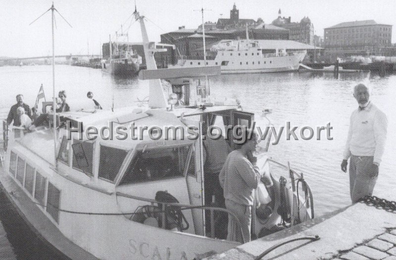 Goteborg. Stenpiren med taxibaten Scalar. Efter fotografi utlanat av Dan Ehrencrona. Goteborgs Vykortsklubb Nr 1 2023.jpg - Göteborg. Stenpiren med taxibåten Scalar.Efter fotografi utlånat av Dan Ehrencrona.Göteborgs Vykortsklubb Nr 1 2023.