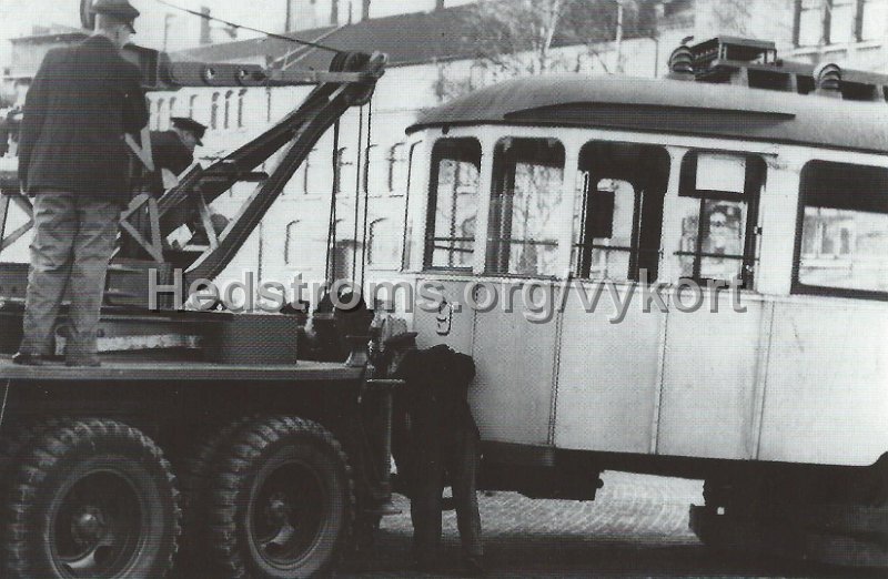 Goteborgs Vykortsklubb 3 av 4 2013.jpeg - Bärgning av spårvagn, linje 9.Fotografi utlånat av Karl-Erik Jägard.Göteborgs Vykortsklubb 3 av 4 2013.Göteborg.