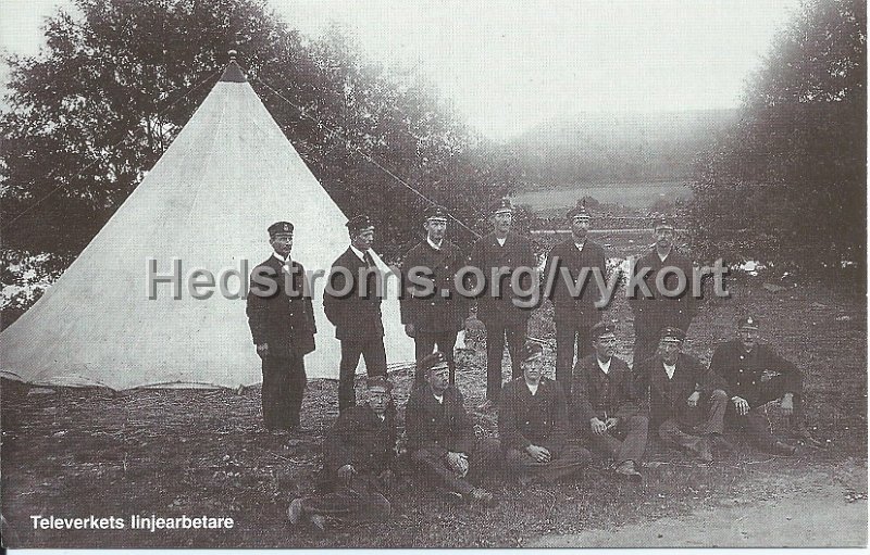 Goteborgs Vykortsklubb 4 av 4 2003.jpeg - Televerkets linjearbetare.Telegrafverkets linjearbetare utmed Västgötabanan 1914. Personalen förlades i militärtält.Göteborgs Vykortsklubb 4 av 4 2003. Upplaga 500.Fotot utlånat av Ture Eriksson.