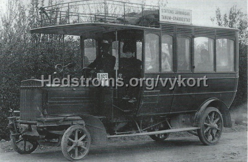 Goteborgs Vykortsklubb 4 av 4 2014.jpeg - Gammal buss, Tanum- Grebbestad.Efter fotografi utlånat av Karl-Erik Jägard.Göteborgs Vykortsklubb 4 av 4 2014.