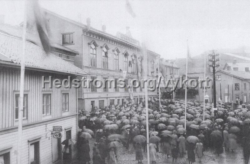 Molndal. Firandet av erhallna stadsrattigheter. Efter fotografi utlanat av Michel Idegard. Odaterat. Nr 4 2022.jpg - Mölndal. Firandet av erhållna stadsrättigheter.Efter fotografi utlånat av Michel Idegård.Odaterat.Nr 4/2022.