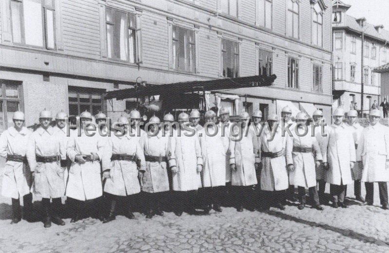 Molndal. Gamla Torget med Frivilliga Brandkaren 1930. Efter fotografi utlanat av Michael Idegard. Nr 3 2023. Goteborgs Vykortsklubb.jpg - Mölndal. Gamla Torget med Frivilliga Brandkåren 1930.Efter fotografi utlånat av Michael Idegård.Nr 3 2023. Göteborgs Vykortsklubb.