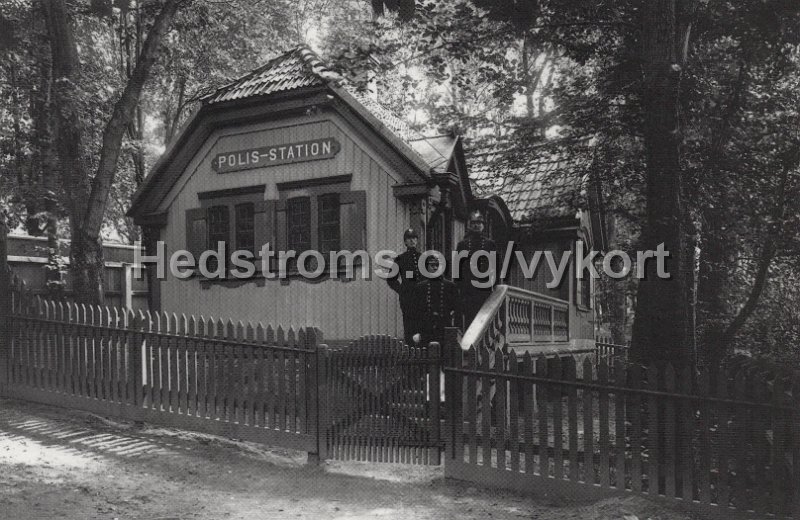 Polisstationen i Slottskogen, Goteborg, 1905. Efter fotografi utlanat av Ragnar Magnander. Goteborgs Vykortsklubb nr 44 2018.jpg - Polisstationen i Slottskogen, Göteborg, 1905.Efter fotografi utlånat av Ragnar Magnander.Göteborgs Vykortsklubb nr 4/4 2018.