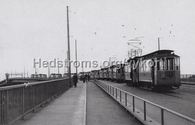 Sparvagnar pa Gota Alvbron. 1946. Fotografi genom Ronald Ostling. Goteborgs Vykortsklubb nr 3 2019.jpg - Spårvagnar på Göta Älvbron. 1946.Fotografi genom Ronald Östling.Göteborgs Vykortsklubb nr 3 2019.