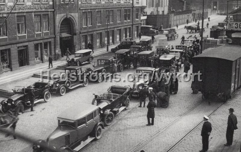 Taxibilar utanfor Svenska Loyd, Goteborg. 8 juni 1927. Efter fotografi utlanat av framlidne Stig Nyberg. Goteborgs Vykortsklubb nr 44 2017.jpg - Taxibilar utanför Svenska Loyd, Göteborg. 8 juni 1927.Efter fotografi utlånat av framlidne Stig Nyberg.Göteborgs Vykortsklubb nr 44 2017.