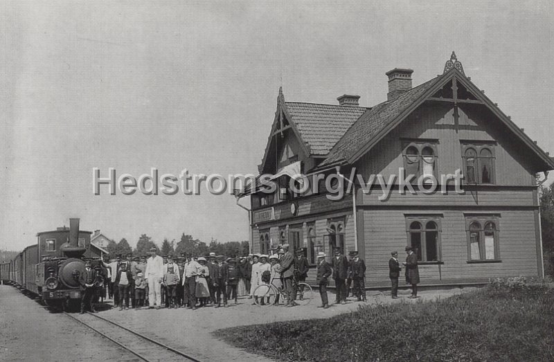 Vireda Jarnvagsstation. Efter fotografi genom Jonkopings Sparvagns- och Busshistoriska forening. Goteborgs Vykortsklubb nr 34 2018.jpg - Vireda Järnvägsstation.Efter fotografi genom Jönköpings Spårvagns- och Busshistoriska förening.Göteborgs Vykortsklubb nr 3/4 2018.