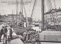 Goteborg Stora Hamnkanalen med vedskutor och pokulerande skutskeppare. Reproduktion av foto tillhorande Goteborgs Historiska Museum