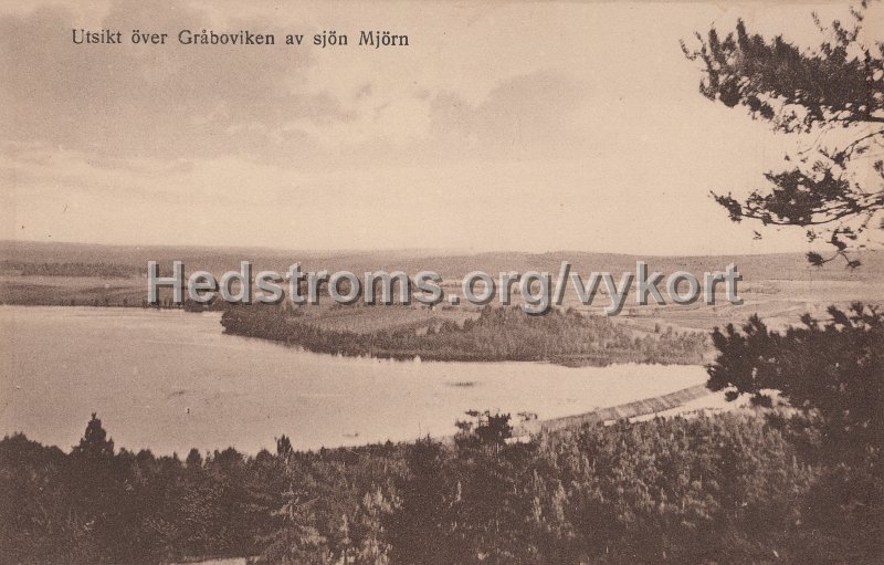 Utsikt over Graboviken av sjon Morn. Odaterat. Foto Forlag J.E. Lindqvist, Grabo.jpg - Utsikt över Gråboviken av sjön Mörn.Odaterat.Foto & Förlag: J.E. Lindqvist, Gråbo.