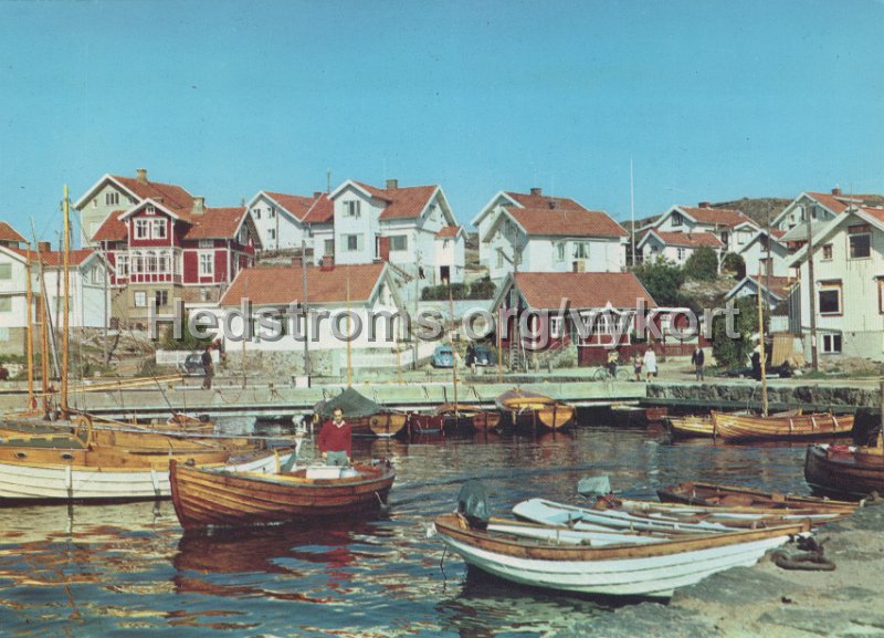 Mollosund Del av hamnen. Daterat Sjoraddningens dag 1 augusti 1971. Carla-forlaget Lysekil.jpg