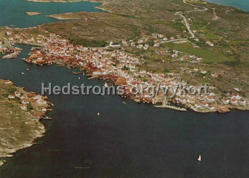 Flygfoto over Mollosund. Odaterat. Coopyright AB H. Lindenhag, Goteborg. Tel. 031 - 11 58 95.jpg - Flygfoto över Mollösund.Odaterat.Coopyright: AB H. Lindenhag, Göteborg.Tel. 031 - 11 58 95.