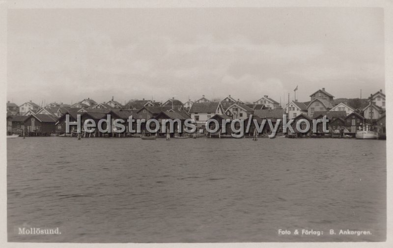 Mollosund. Fiskebatsakter till hoger. Odaterat. Foto forlag B. Ankargren.jpg - Mollösund.Fiskebåtsakter till höger.Odaterat.Foto & förlag: B. Ankargren.