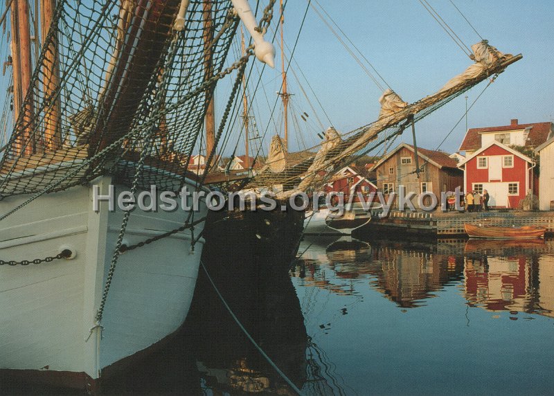 Vastkustvyer. Halsning fran Orust - Skutor i Mollosund.jpg - Västkustvyer.Hälsning från Orust - Skutor i Mollösund.