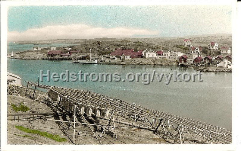 Mollosund. Postganget 14 september 1962. Forlag Firma H. Lindenhag, Goteborg. Handkolorerat foto nr. 8470.jpg - Mollösund.Postgånget 14 september 1962.Förlag: Firma H. Lindenhag, Göteborg. Handkolorerat foto nr. 8470.