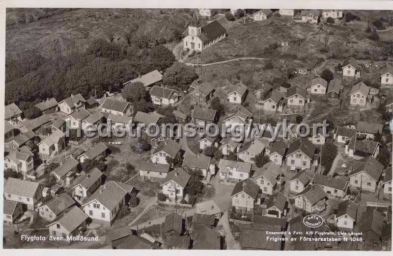 Flygfoto over Mollosund. Odaterat. Ensamratt Foto AB Flygtrafik, Dals Langed. N1048.jpg - Flygfoto över Mollösund.Odaterat.Ensamrätt & Foto: A/B Flygtrafik, Dals Långed. N1048.