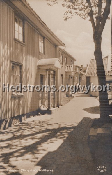 Gatuparti (Storgatan) Mollosund. Odaterat. Forlag A. Larsson, Mollosund.jpg - Gatuparti (Storgatan) Mollösund.Odaterat.Förlag: A. Larsson, Mollösund.