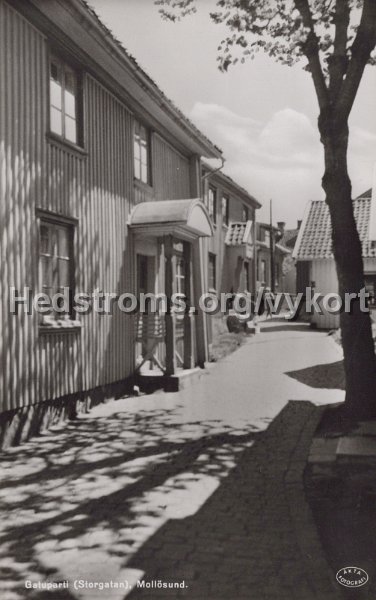 Gatuparti (Storgatan) Mollosund. Postganget 16 juli. Forlag A. Larsson, Mollosund.jpg - Gatuparti (Storgatan) Mollösund.Postgånget 16 juli.Förlag: A. Larsson, Mollösund.