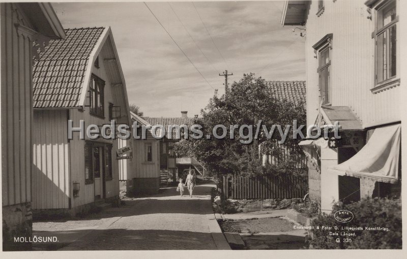 Mollosund. Daterat 28 juli 1949. Ensamratt Foto O. Lilljeqvists Konstforlag. Dals-Langed. G235.jpg - Mollösund.Daterat 28 juli 1949.Ensamrätt & Foto: O. Lilljeqvists Konstförlag. Dals-Långed. G235.