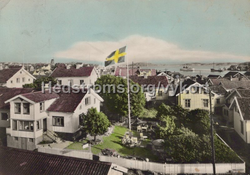 Mollosund. Pensionatet. Innehavare Benrt Ester Davidsson. Tel (riktn 0304) 21006. Postganget 26 juli 1960. Forlag Firma H. Lindehhag, Goteborg. Handkolorerat foto nr. 8517.jpg - Mollösund. Pensionatet.Innehavare: Bernt Ester Davidsson.Tel (riktn 0304) 21006.Postgånget 26 juli 1960.Förlag: Firma H. Lindenhag, Göteborg. Handkolorerat foto nr. 8517.