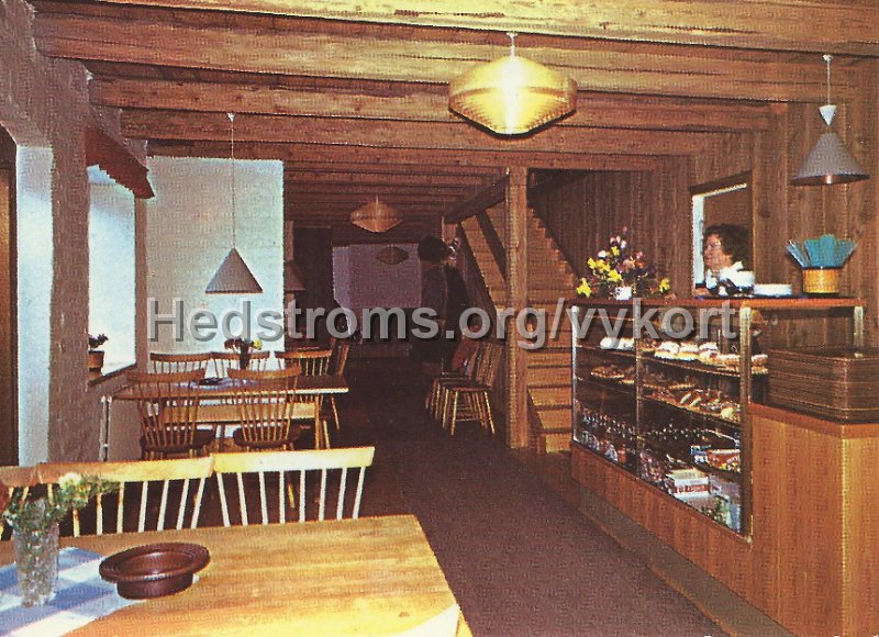 Naas Kaffestuga. Postganget 10 xxx 1981. Odaterat. Belaget vid E3, 3 mil fran Goteborg, 2 mil fran Alingsas. Interior. Lerums Boktr. AB.jpeg - Nääs Kaffestuga. Interiör.Postgånget 10 xxx 1981.Beläget vid E3, 3 mil från Göteborg, 2 mil från Alingsås.Lerums Boktr. AB.